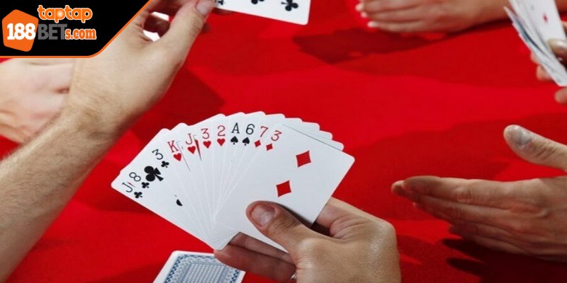 Bạn cần theo dõi chặt chẽ những lá bài mà đối thủ vừa đánh